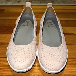 Naturalizer ballet, flat sneakers.